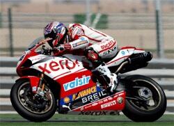 Troy Bayliss toppar Superbike och Broc Parkes Supersport-VM efter premiären i Qatar