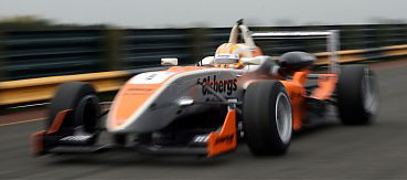 Händelsrikt F3-race i England