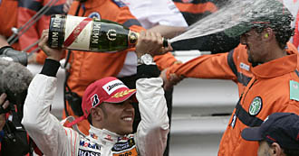 F1: Seger för Hamilton i ett regnblött Monaco