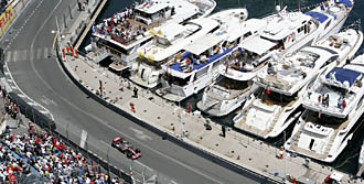 F1: Seger för Hamilton i ett regnblött Monaco