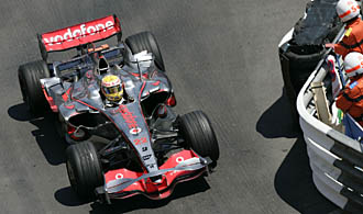 F1: Seger för Hamilton i ett regnblött Monaco