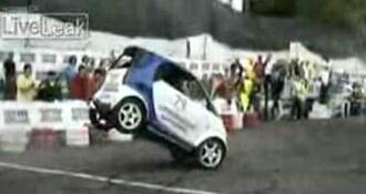 Video: Smart Fortwo gör stoppie