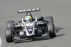 Sebastan Hohenthal hoppar av Formel 3 i England