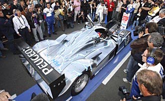Peugeot visar 908 HDi hybridracer på Silverstone