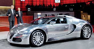 FRANKFURT: Naken-Bugatti - Veyron in på bara skinnet