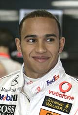 Lewis Hamilton flyr England