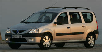 Första exemplaret av lågprisbilen Logan i Sverige