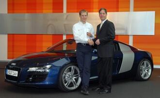 Mattias Ekström hämtar ut sin Audi R8