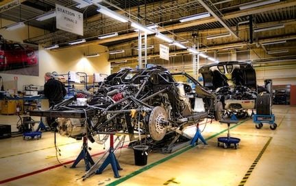 Följ med in i Koenigsegg-fabriken