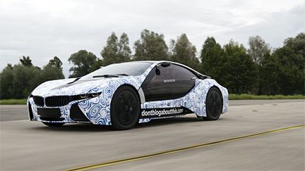 BMW:s snåla superbil har fått grönt ljus