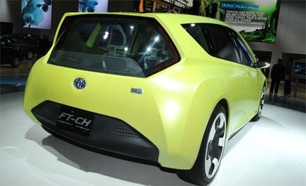 Toyota visar mini-Prius i Paris