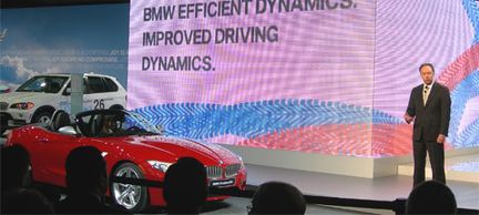 BMW sponsrar skolor - och visar ny elbil