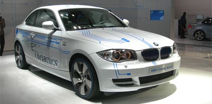 BMW sponsrar skolor - och visar ny elbil