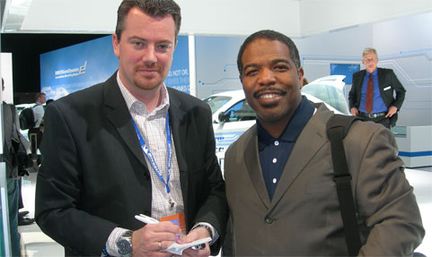 BMW sponsrar skolor - och visar ny elbil