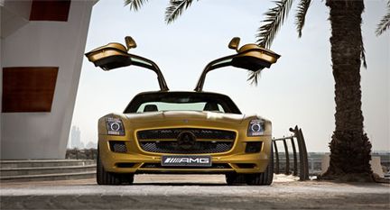 SLS AMG i guld lockar i Dubai
