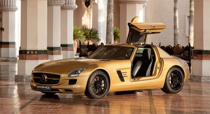 SLS AMG i guld lockar i Dubai