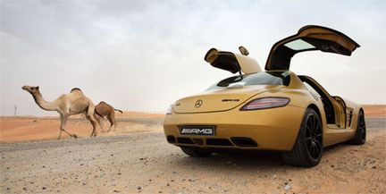 SLS AMG i guld lockar i Dubai