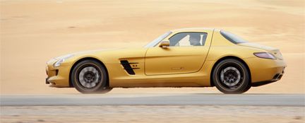 SLS AMG i guld lockar i Dubai