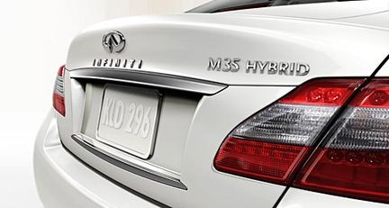 Infiniti M35 Hybrid tar sig an Lexus