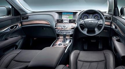 Infiniti M35 Hybrid tar sig an Lexus