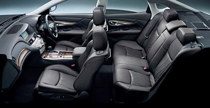 Infiniti M35 Hybrid tar sig an Lexus