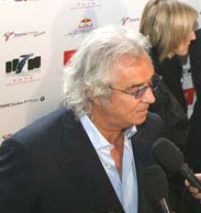 Teamen hotar med bojkott av premiären