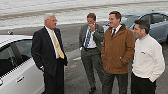 Bob Lutz provkör hybridbilen Volt - och är lyrisk