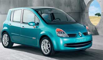 Helt ny Renault<BR>visas i England” /><br />Renault Modus visasdes som konceptbil i Genève i mars. Nu är det klart att modellen går i serieproduktion till hösten – med mycket små ändringar jämfört med konceptbilen. Mässbilens hela glastak blir dock hos seriebilen en öppningsbar sollucka i glas.<br />Modus är nästan exakt lika lång som Renault Clio, 379 cm, men 17 cm högre och 7 cm bredare. Det handlar om en ”mini-Scénic”, en 5-dörrars småbil med stora utrymmen och flexibel inredning.<br />Renault Modus är lite mindre än Opel Meriva, men den får samma smarta baksäte, där mittplatsen med ett handgrepp kan fällas undan och ytterstolarna i stället skjutas mot mitten för att ge bekvämare sittplats åt två passagerare. Alla tre bakstolarna kan skjutas 17 cm på längden, och de fälls enkelt ner och bildar då ett plant lastgolv.<br />Bakluckan öppnas uppåt som vanligt, men är delad, så att dess undre halva kan öppnas genom att fällas nedåt, som på gamla Mini (och nya Mini Cabriolet). I bakgaveln finns färdiga uttag där man lätt fäster en cykelhållare (som är tillbehör). Bland tillvalen finns även aktiva strålkastare som följer rattutslaget.<br />Tre bensinmotorer (74 – 115 hk) och tre dieslar (65 – 101 hk) finns att välja bland från början.<br />De franska priserna uppskattas börja runt 13 000 euro.</p>

                </section>

                <footer>
                                                                <nav>
                            <ul class=