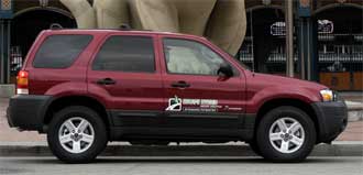 USA:s första hybrid-SUV<BR>upp till bevis idag” /></p>
<p>Ford Escape är en av USA:s populäraste stadsjeepar. Kallas Maverick i Europa och är till stor del identisk med Mazda Tribute. På bilsalongen i New York 2003 visades den som prototyp i hybridversion, med en 2,3-liters fyrcylindrig bensinmotor kombinerad med en elmotor på 80 hästkrafter. Tanken var att den skulle serietillverkas från hösten 2003, men efter problem med komponentleveranser fick Ford skjuta upp premiären. Nu visas bilen på årets New York-salong om ett par dagar, och försäljningen lovas komma igång efter sommaren.<br /><strong>Inför salongsöppningen senare i veckan</strong> körs en Escape genom New Yorks intensiva stadstrafik just idag. Ford vill visa hur ekonomisk en SUV kan bli, om den byggs med hybridteknik. ”Jordens renaste och bränslesnålaste SUV”, kallas bilen i Fordreklamen. Escapen ska köras på Manhattan tills bensintanken är tom. Flera av förarna är motorjournalister.<br />Escape Hybrid blir världens första serietillverkade hybrid-SUV, säger Ford, och hoppas att inte Lexus hinner före med sin RX-330 i hybridversion.<br />Dessa båda bilar har faktiskt mer gemensamt än Ford vill erkänna: hela det avancerade transmissionssystemet bygger Ford på licens av Toyota. Det är samma system som i Toyotas serietillverkade hybridmodell Prius.<br />Det innebär i princip att bensin- och elmotorn samverkar och överför kraften (från endera motorn eller båda) till drivhjulen via en steglös växellåda. Vid landvägskörning laddar bensinmotorn ett stort 300-volts batteri placerat under bagageutrymmet, och vid bromsning omvandlas bilens rörelseenergi också till laddström. Vid acceleration hjälper elmotorn till, och tillsammans ger den fyrcylindriga bensinmotorn och elmotorn samma prestanda som en 3-liters V6-motor, enligt Fords egna uppgifter.<br /><strong>I stadstrafik </strong>stängs bensinmotorn av automatiskt vid stopp, och i låg fart används enbart elmotorn. Det här betyder att Escape Hybrid drar mindre bränsle i stadstrafik än på landsväg.<br />Ford hoppas att Escapen ska klara bortåt hundra svenska mil på en tank i New Yorks trafikträngsel.<br />Vi får se hur det lyckas.</p>

                </section>

                <footer>
                                                                <nav>
                            <ul class=