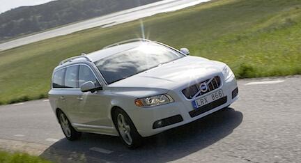 Blågult i topp bland gröna bilar