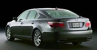 DETROIT: Lexus LS 460 lägger i en extra växel