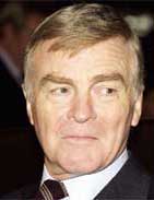 Max Mosley sätter tummen i ögat på biltillverkarna