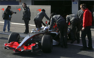 Alonso testar McLaren idag