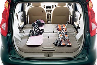 Nissan: Nya Almera tar ton