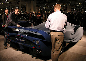 Malmömässan: Trångt runt Saab och superbilar