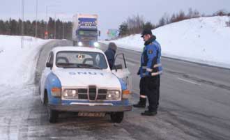 Nödlandning, bilförsäljning och polisbilar