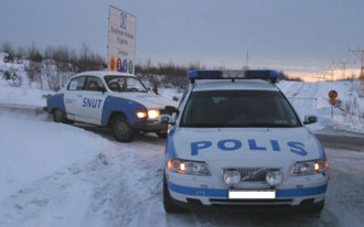 Nödlandning, bilförsäljning och polisbilar