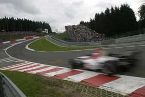 Button stannar hos BAR