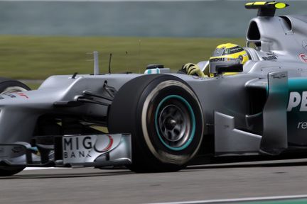 Dubbelt Mercedes längst fram i Kinas GP