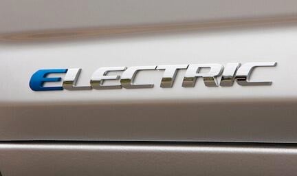 Toyota visar RAV4 Electric – byggd av Tesla