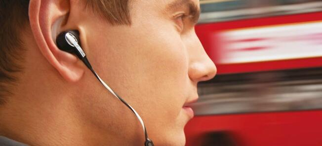 Hörlurar i bilen kan leda till fler dödsolyckor