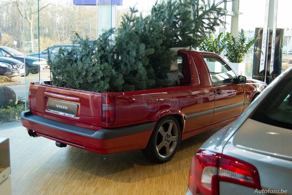 Tomten kör Volvo - av äldre modell...