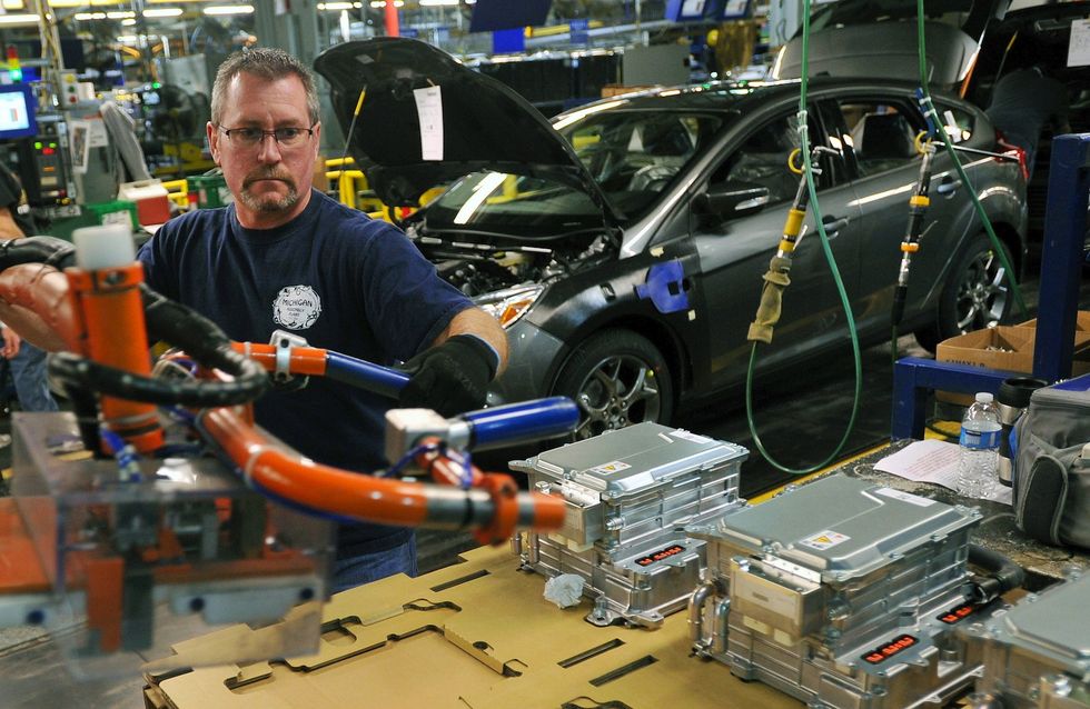 Full fart i fabrikerna – ingen semester