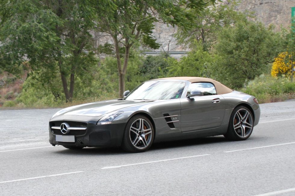 Första bilderna: Mercedes SLS får ett lyft