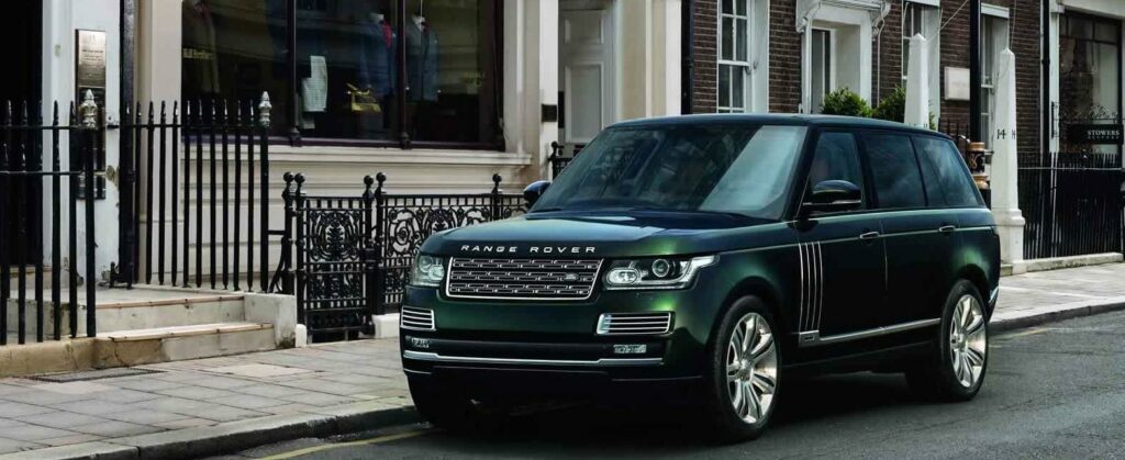 Holland & Holland-versionen bygger på den förlängda Range Rovern som är 20 centimeter längre och som bjuder på fint benutrymme i baksätet.