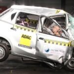 En bil skjuts mot en mur. (AI text)