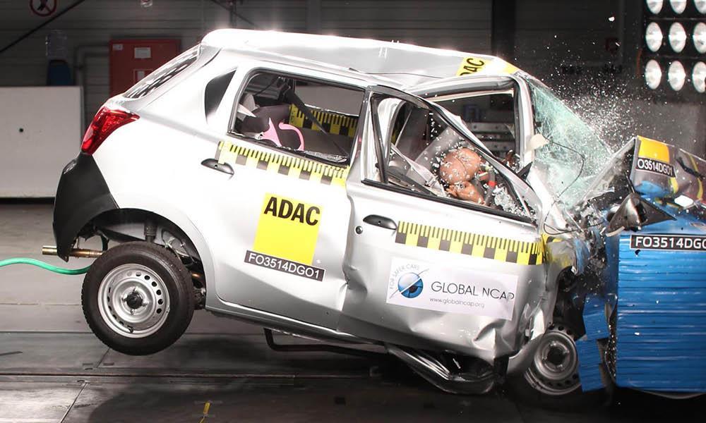 En bil skjuts mot en mur. (AI text)