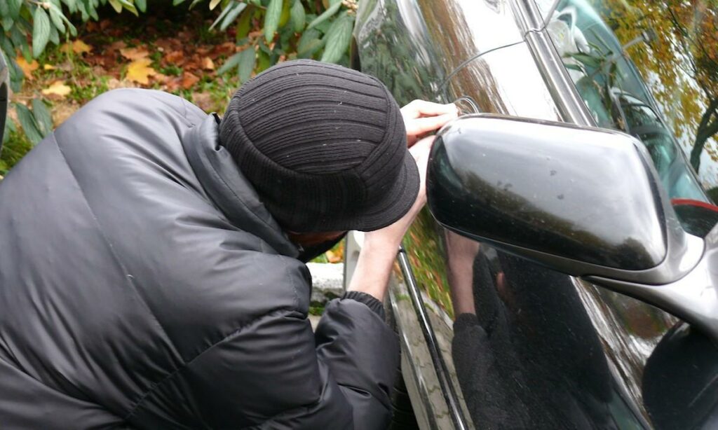 En man sätter på en hatt på sitt huvud. (AI text)