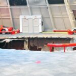 En bil står parkerad i ett museum. (AI text)