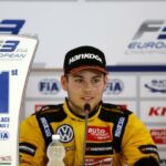 En racerförare på pallen (AI text)